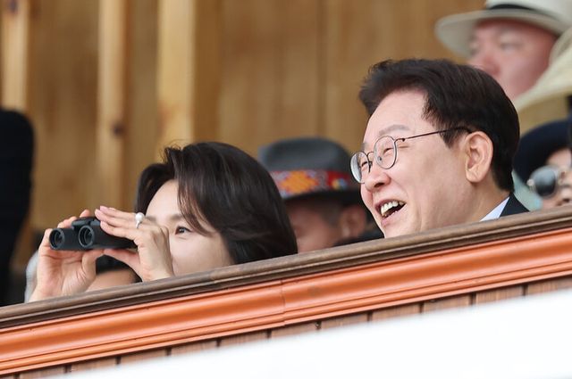 이재명 대통령과 김혜경 여사가 11일(현지 시각) 몽골 울란바타르 국립체육경기장에서 나담축제 개막식을 보고 있다. [사진=연합뉴스]