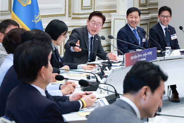 이재명 대통령이 13일 청와대에서 열린 국가재정전략회의에서 한성숙 총리에게 발언을 권하고 있다. [사진=연합뉴스]