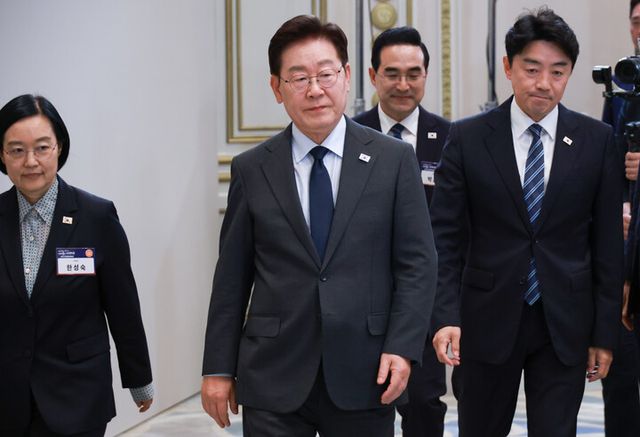이재명 대통령이 13일 청와대에서 열린 국가재정전략회의에 입장하고 있다. (왼쪽부터) 한성숙 총리, 이재명 대통령, 박홍근 기획처 장관, 강훈식 비서실장. [사진=연합뉴스]