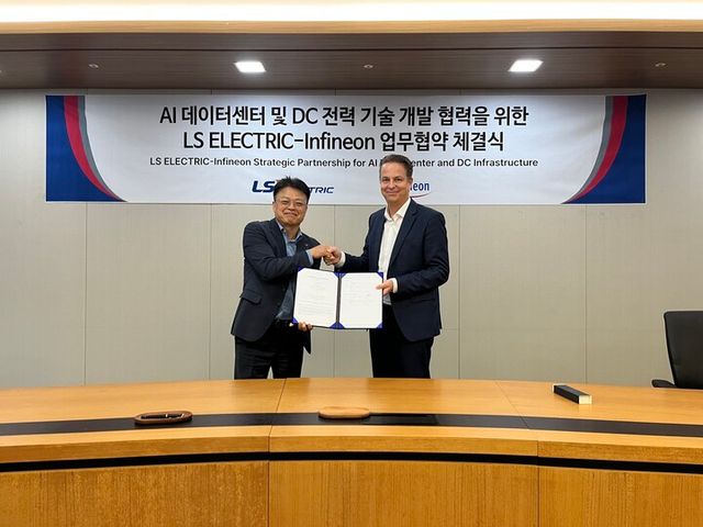 LS일렉트릭은 지난 10일 경기도 안양 LS일렉트릭 R&D캠퍼스에서 'AI 데이터센터와 직류(DC) 전력 기술 개발 협력을 위한 업무협약(MOU)'를 체결했다고 밝혔다. 사진은 안길영 LS일렉트릭 생산/R&BD 총괄(부사장)(왼쪽), 안드레아스 바이슬(Andreas Weisl) 인피니언 테크놀로지스 산업·인프라(I2) 부문 최고영업책임자(CSO) 겸 수석부사장(오른쪽)이 체결식 후 기념촬영을 하는 모습. [사진=LS일렉트릭]
