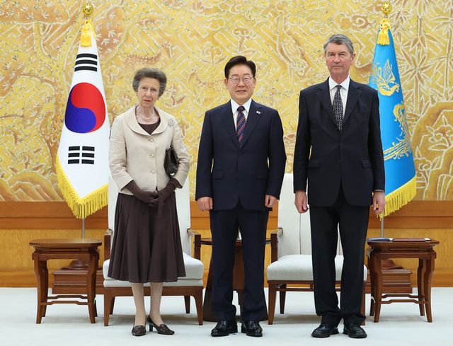 이재명 대통령이 14일 청와대에서 영국 찰스 3세 국왕의 동생 앤 공주, 부군인 티모시 로런스 경과 기념촬영을 하고 있다. [사진=연합뉴스]