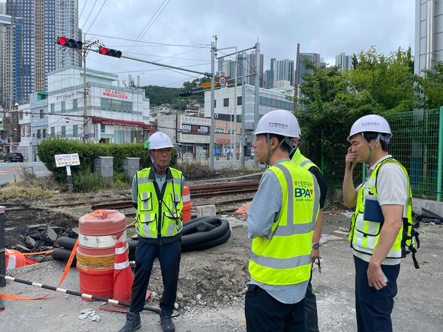 부산항만공사 소관 건설현장에서 야외작업자들의 업무현황을 점검하고 있다. [사진=부산항만공사]