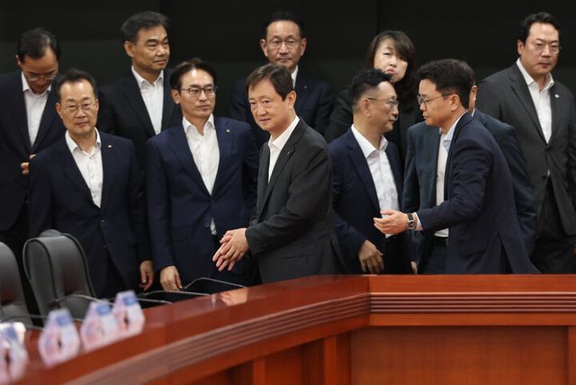 이찬진 금융감독원장(앞줄 가운데)이 지난 13일 서울 영등포구 금융투자협회에서 열린 자산운용사 CEO 간담회에서 참석자들과 기념촬영을 마친 뒤 자리로 향하고 있다. [사진=연합뉴스]