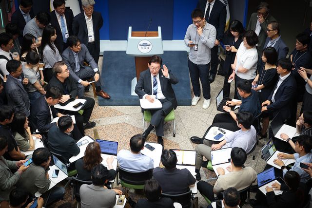 이재명 대통령이 15일 청와대 춘추관을 방문해 출입기자들과 간담회를 하고 있다. [사진=연합뉴스]