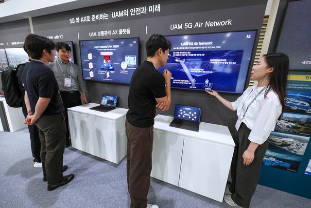 KT가 K-UAM 원팀 소속으로 현대자동차, 현대건설, 인천국제공항공사, 대한한공과 함께 구성한 공동 부스에서 관계자들이 KT의 UAM 기술을 살펴보고 있다. [사진=KT]&nbsp;