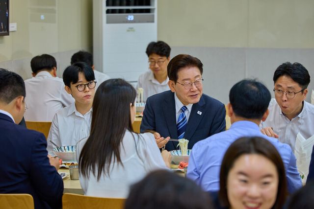 이재명 대통령이 15일 청와대 여민관 구내식당에서 직원 격려 오찬을 하고 있다. [사진=청와대]