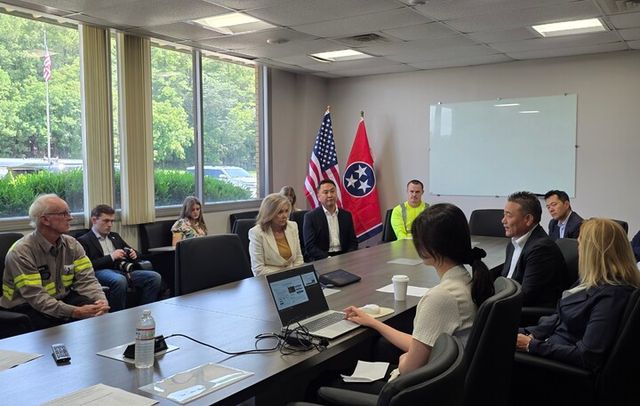 마샤 블랙번(Marsha Blackburn) 미국 연방 상원의원이 프로젝트 크루서블 부지에서 이승호 고려아연 사장 등 관계자들과 간담회를 갖고 있다. [사진=고려아연]