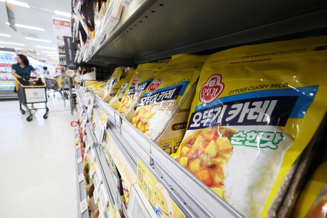 오뚜기가 16일부터 원재료와 부자재 가격 상승에 따라 카레와 당면, 케첩, 후추 등 제품군의 29개 품목 출고가를 인상한다고 밝혔다. 사진은 서울의 한 대형마트에 진열된 오뚜기 상품들. [사진=연합뉴스]