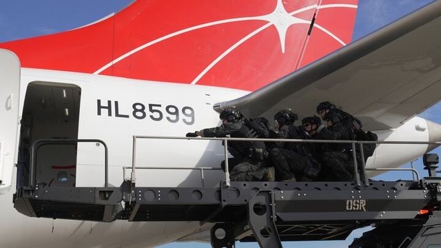 이스타항공 운항·객실승무원과 경찰특공대원이 ‘항공기 테러 대응 합동 훈련’을 진행하고 있다. [사진=이스항공]