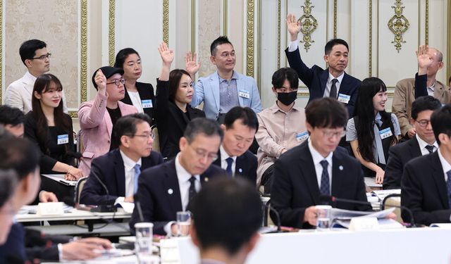 15일 이재명 대통령 주재로 청와대 영빈관에서 열린 부처 업무보고에서 국민참여단이 질문하기 위해 손을 들고 있다. [사진=연합뉴스]