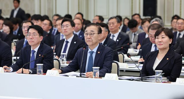 16일 청와대 영빈관에서 열린 이재명 대통령 주재 부처 업무보고에 장관들이 참석해 있다. (오른쪽부터) 송미령 농림축산식품부 장관, 김윤덕 국토교통부 장관, 황종우 해양수산부 장관. [사진=연합뉴스]