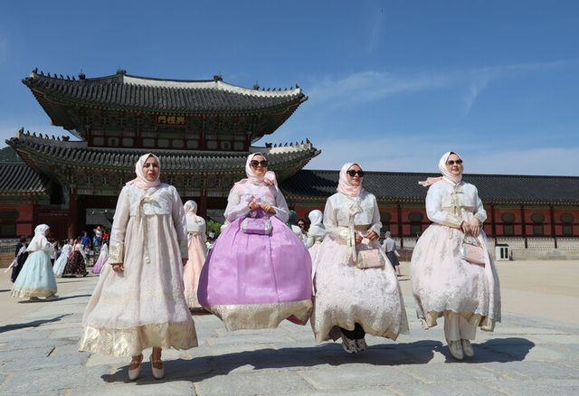 서울 경복궁을 찾은 관광객들이 기념 촬영을 하며 추억을 남기고 있다. [사진=연합뉴스]