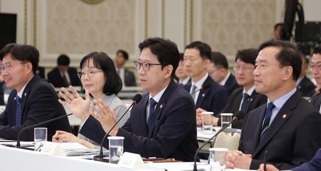 배경훈 부총리 겸 과기정통부 장관이 16일 청와대 영빈관에서 이재명 대통령 주재로 열린 부처 업무보고에서 발언하고 있다. (왼쪽부터) 구혁채 과기부 제1차관, 송경희 개인정보보호위원장, 배경훈 부총리 겸 과기정통부 장관, 김종철 방송미디어통신위원장.&nbsp;[사진=연합뉴스]