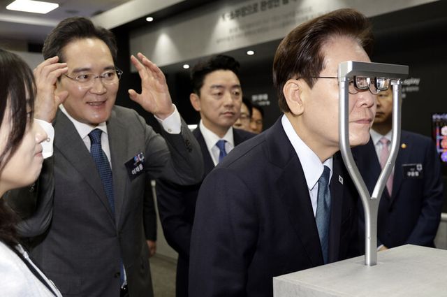 이재명 대통령이 2일 충남 아산시에서 열린 충청권 첨단산업 발전비전 국민보고회에서 AR 글래스를 체험하고 있다. [사진=연합뉴스]