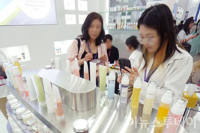 28일 오전 서울 강남구 코엑스에서 열린 ‘2026 서울국제화장품·미용산업박람회’를 찾은 방문객이 참가업체 부스에 전시된 화장품을 촬영하고 있다. 2026.05.28. [사진=이뉴스투데이DB]