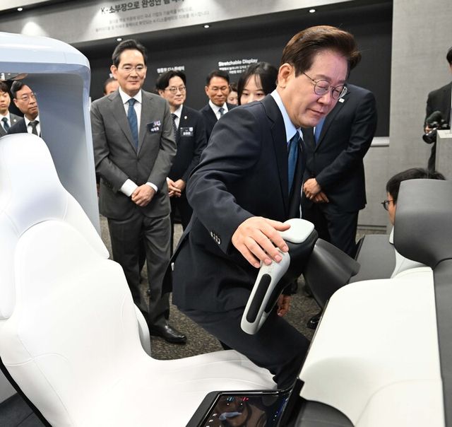 이재명 대통령이 2일 충남 아산시에서 열린 충청권 첨단산업 발전비전 국민보고회에서 스마트 디스플레이가 장착된 차량 모형에 탑승하고 있다. [사진=연합뉴스]