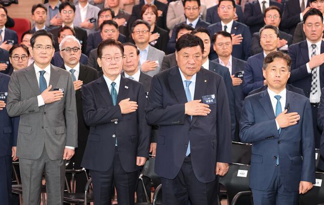 이재명 대통령이 2일 충남 아산시에서 열린 충청권 첨단산업 발전비전 국민보고회에서 국민의례를 하고 있다. (왼쪽부터) 이재용 삼성전자 회장, 이 대통령, 서정진 셀트리온 회장, 곽노정 SK하이닉스 대표. [사진=연합뉴스]