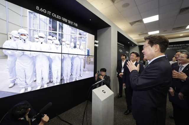 이재명 대통령이 2일 충남 아산시에서 열린 충청권 첨단산업 발전비전 국민보고회에서 화상으로 생산라인 엔지니어들을 격려하고 있다. [사진=연합뉴스]