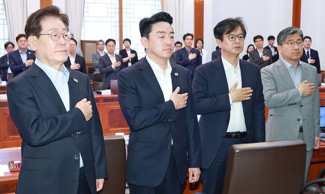 이재명 대통령이 2일 청와대에서 열린 수석보좌관회의에서 국기에 경례하고 있다. (왼쪽부터) 이 대통령, 강훈식 비서실장, 성기홍 홍보수석, 류덕현 재정기획보좌관. [사진=연합뉴스]