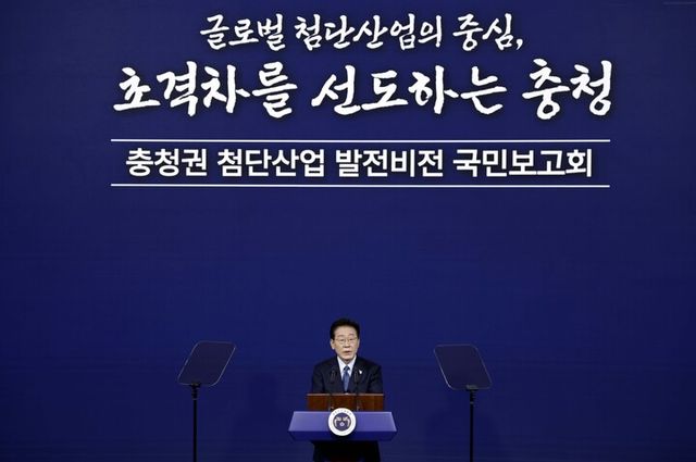 이재명 대통령이 2일 충남 아산시에서 열린 충청권 첨단산업 발전비전 국민보고회에서 축사를 하고 있다. [사진=연합뉴스]