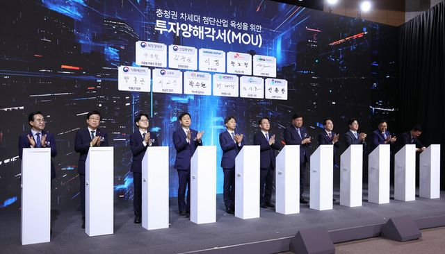 이재명 대통령 주재로 2일 충남 아산시에서 열린 충청권 첨단산업 발전비전 국민보고회에서 정부 및 기업 관계자들이 차세대 첨단산업 육성을 위한 투자협약식에 자리하고 있다. (왼쪽부터) 박홍근 기획처 장관, 최교진 교육부 장관, 김정관 산업부 장관, 구윤철 부총리 겸 재정경제부 장관, 곽노정 SK하이닉스 대표, 이청 삼성디스플레이 대표, 서정진 셀트리온 회장, 박수현 충남지사, 허태정 대전시장, 조상호 세종시장, 신용한 충북지사. [사진=연합뉴스]