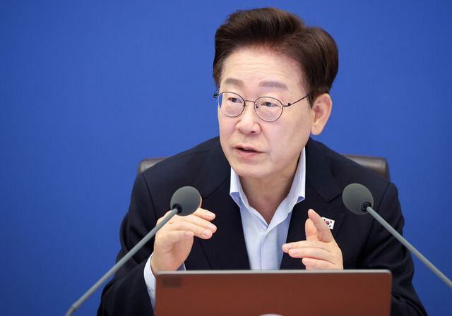 이재명 대통령이 21일 청와대에서 열린 국무회의에서 발언하고 있다. [사진=연합뉴스]
