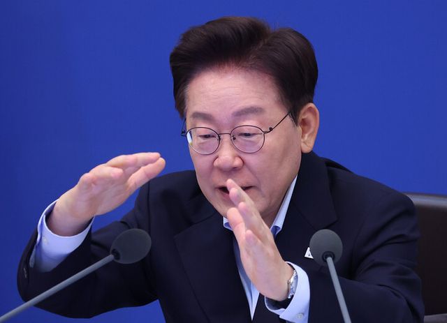 이재명 대통령이 21일 청와대에서 열린 국무회의에서 발언하고 있다. [사진=연합뉴스]