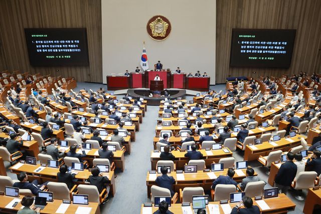 국회 법제사법위원장인 더불어민주당 서영교 의원이 20일 국회에서 열린 7월 임시국회 제1차 본회의에서 윤석열·김건희에 의한 내란·외환 및 국정농단 행위의 진상규명을 위한 특별검사 임명 등에 관한 법률 일부개정법률안 제안설명을 하고 있다.[사진=연합뉴스]