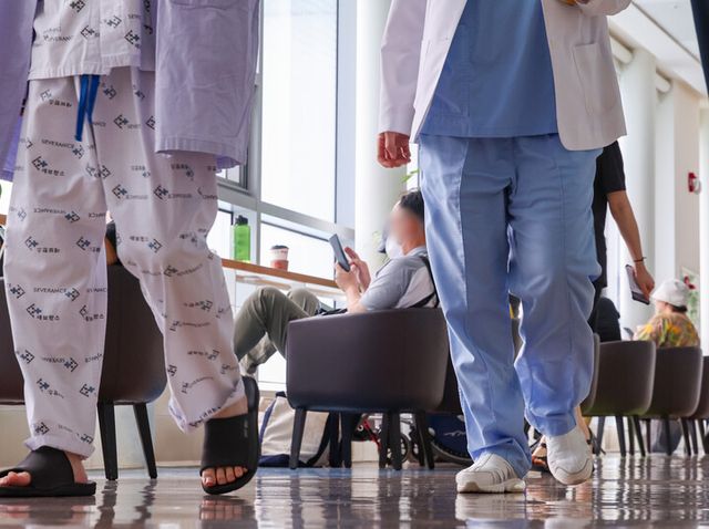 서울 시내 한 대형병원에서 의료관계자 및 환자 등이 이동하고 있다. [사진=연합뉴스]