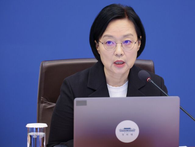 한성숙 국무총리가 21일 청와대에서 이재명 대통령 주재로 열린 국무회의에서 발언하고 있다. [사진=연합뉴스]