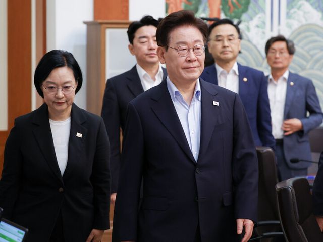 이재명 대통령과 한성숙 총리가 21일 청와대에서 열린 국무회의에 입장하고 있다. [사진=연합뉴스]