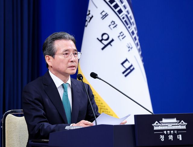 김용범 정책실장이 22일 청와대 춘추관 기자회견장에서 미국 및 남미 순방 관련 사전 브리핑을 하고 있다. [사진=연합뉴스]