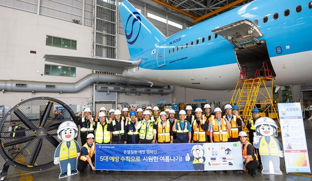 22일 오전 인천 영종구 인천국제공항 항공기 정비고에서&nbsp;유종석 대한항공 안전보건 총괄 겸 오퍼레이션 부문 부사장(앞줄 왼쪽 다섯 번째)과 대한항공 및 협력업체 관계자들이 기념사진을 촬영하고 있다. [사진=대한항공]