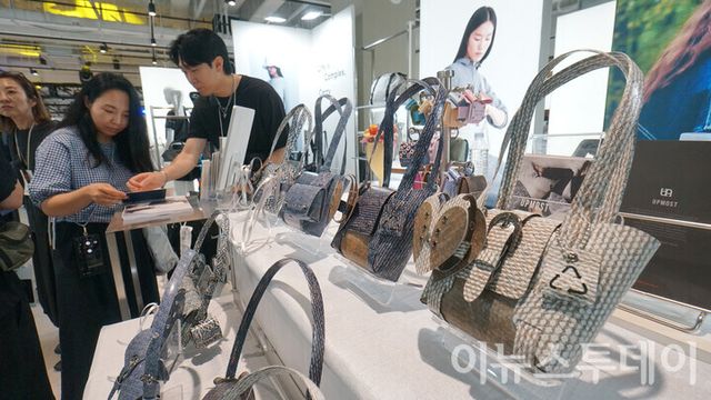 서울 강남구 코엑스에서 열린 ‘K패션 커넥트’를 찾은 의류 바이어들이 참가업체 관계자와 상담을 하고 있다. [사진=안경선 기자]
