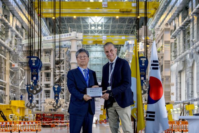 22일(현지시간) 프랑스 남부 카다라슈에서 열린 ‘KOREA-ITER 퓨전 데이’ 행사에서 원광식 HD현대중공업 부사장(왼쪽)이 피에트로 바라바쉬 ITER 사무총장(오른쪽)으로부터 감사패를 받았다. [사진=HD현대중공업]