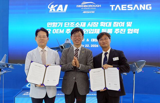 22일 영국 판버러 에어쇼에서 태상과 KAI가 민항기 단조소재 시장 확대 등을 위한 협력 양해각서를 체결한 뒤 기념촬영을 하고 있다(왼쪽부터 김광표 태상 대표, 오태석 우주항공청장, 김진혁 KAI 민수사업본부장). [사진=우주항공청]
