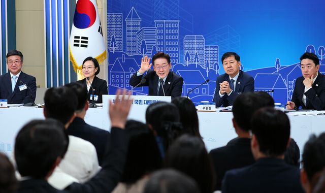 이재명 대통령이 23일 서울 여의도 KBS 별관에서 열린 '부동산정책 국민 대토론회'에서 참석자들에게 의견을 묻고 있다. [사진=연합뉴스]