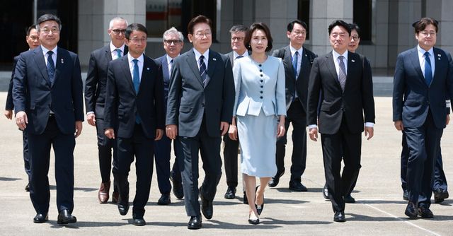 이재명 대통령과 김혜경 여사가 24일 성남 서울공항에서 공군 1호기로 이동하고 있다. (앞줄 왼쪽부터) 윤호중 행안부 장관, 더불어민주당 한병도 대표 직무대행 겸 원내대표, 이재명 대통령, 김혜경 여사, 강훈식 비서실장, 홍익표 정무수석. [사진=연합뉴스]