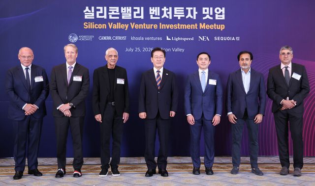 이재명 대통령이 25일(현지 시각) 미국 샌프란시스코 한 호텔에서 열린 실리콘밸리 벤처투자 밋업에서 실린콘밸리 상위 6개 벤처캐피털 대표들과 기념촬영을 하고 있다. (왼쪽부터) 토니 플로렌스 뉴 엔터프라이즈 어소시에이츠 공동대표, 배리 에거스 라이트스피드 벤처 파트너스 공동창업자, 비노드 코슬라 코슬라 벤처스 창업자, 이 대통령, 알프레드 린 세콰이어 캐피털 공동대표, 헤먼트 터네자 제너럴 캐털리스트 대표, 마틴 카사도 앤드리슨 호로위츠 제너럴파트너. [사진=연합뉴스]