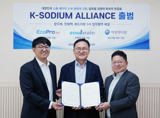 (왼쪽부터) 정현수 에코프로비엠 미래기술담당장, 최경세 솔브레인 중앙연구소장, 김준형 애경케미칼 중앙연구소장. [사진=에코프로비엠]