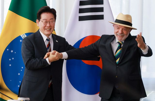 &nbsp;이재명&nbsp;대통령과 루이스 이나시우 룰라 다시우바 대통령이 27일(현지 시각) 브라질리아 대통령관저에서 정상회담에 앞서 기념 촬영을 하고 있다. [사진=연합뉴스]