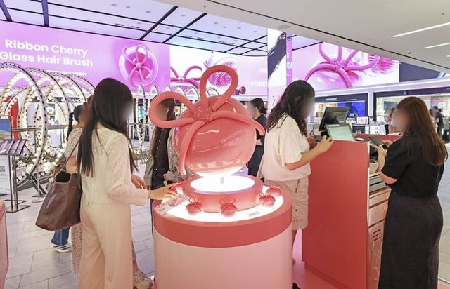 신세계면세점이 오는 11월 30일까지 명동점에서 글로벌 뷰티 브랜드 메디큐브(MEDICUBE)의 ‘포에버 체리(Forever Cherry)’ 팝업스토어를 운영한다. [사진=신세계면세점]