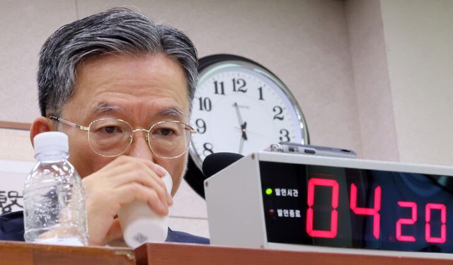 정성호 법무부 장관이 27일 국회에서 열린 법제사법위원회 전체회의에서 물을 마시고 있다. [사진=연합뉴스]