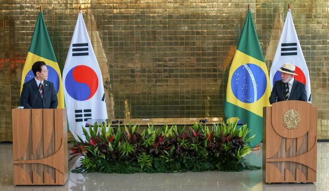 이재명 대통령과 루이스 이나시우 룰라 다시우바 브라질 대통령이 27일(현지 시각) 브라질리아 대통령관저에서 공동언론발표를 하고 있다. [사진=연합뉴스]