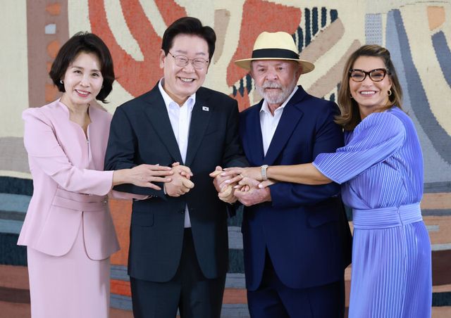 이재명 대통령 부부와 루이스 이나시우 룰라 다시우바 브라질 대통령 부부가 27일(현지 시각) 브라질리아 외교부궁에서 열린 브라질 대통령 내외 주최 문화공연 및 환영 리셉션에서 기념촬영을 하고 있다. [사진=연합뉴스]