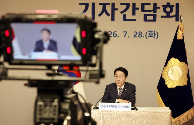 조정식 국회의장이 28일 서울 여의도 국회 사랑재에서 열린 취임 첫 기자 간담회에서 취재진의 질의에 답하고 있다.[사진=연합뉴스]