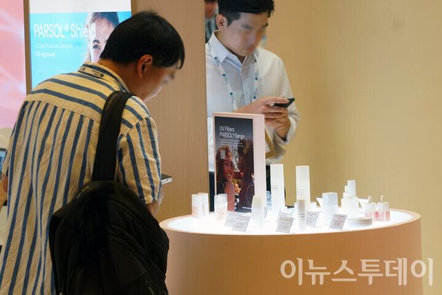 서울 강남구 코엑스에서 열린 ‘2026 인-코스메틱스 코리아’를 찾은 방문객이 전시된 화장품 원료를 살펴보고 있다. [사진=이뉴스투데이DB]