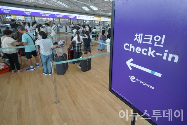 인천 영종구 인천국제공항 제1여객터미널 출국장을 찾은 이용객들이 출국수속을 위해 줄을 서고 있다. [사진=안경선 기자]