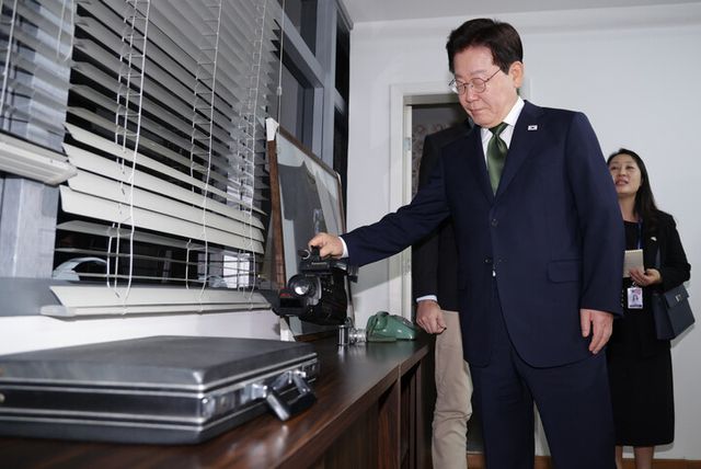 이재명 대통령이 28일(현지 시각) 브라질 상파울루 금속노동조합 사무실을 방문해 룰라 대통령이 노조위원장 시절 사용했던 사무실 전시공간에서 전시물을 살펴보고 있다.&nbsp;[사진=연합뉴스]