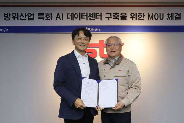 왼쪽부터 디노티시아 정무경 대표이사와 STX엔진 이상수 대표이사가 방위산업 특화 AI 데이터센터 구축을 위한 MOU 체결 후 기념사진을 촬영하고 있다. [사진=STX엔진]